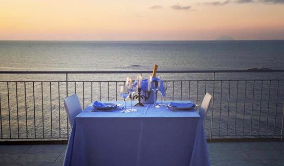 Un’elegante e suggestiva terrazza. Si trova nell’attico della struttura in una posizione dominante sulle spiagge di Capo d’Orlando.