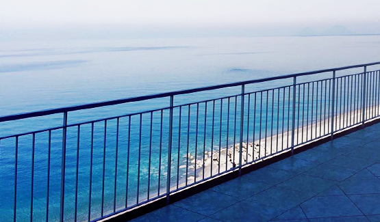 Un’elegante e suggestiva terrazza. Si trova nell’attico della struttura in una posizione dominante sulle spiagge di Capo d’Orlando.